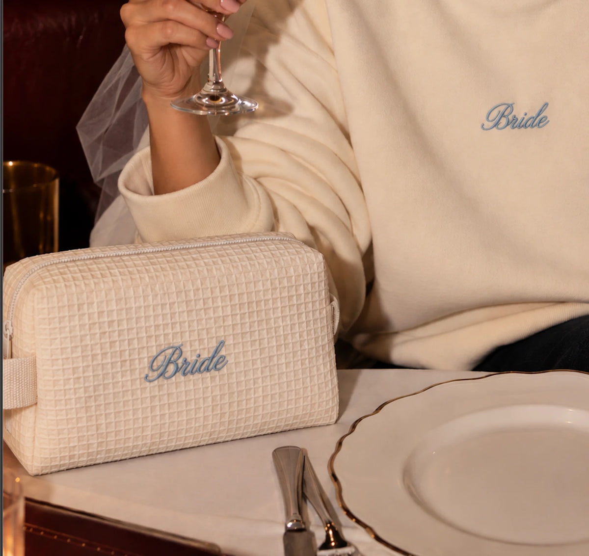 Novia con sweater y pouch waffle bordados con Bride
