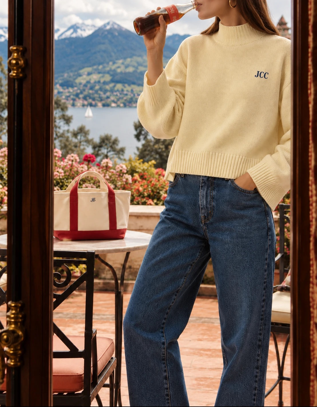 Mujer con sweater mock neck amarillo con iniciales JCC bordadas