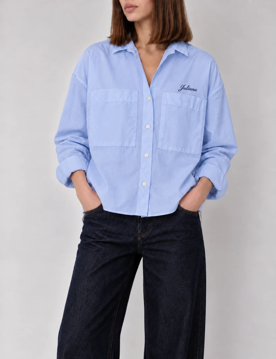 Boxy Oxford azul con Juliana bordado arriba del bolsillo izquierdo
