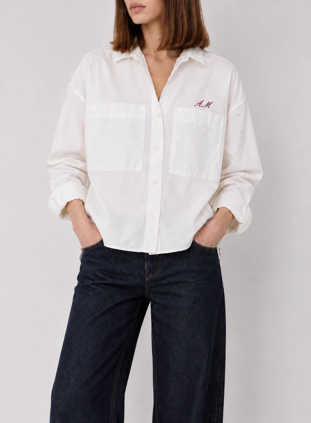 Boxy Oxford blanca con A.M bordado arriba del bolsillo izquierdo