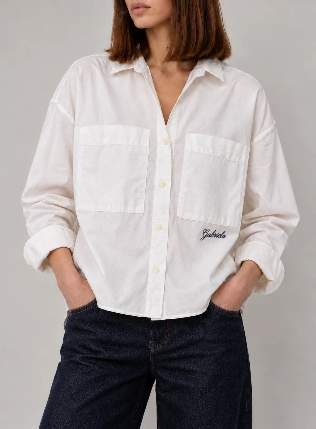 Boxy Oxford blanca con Gabriela bordado abajo del bolsillo izquierdo