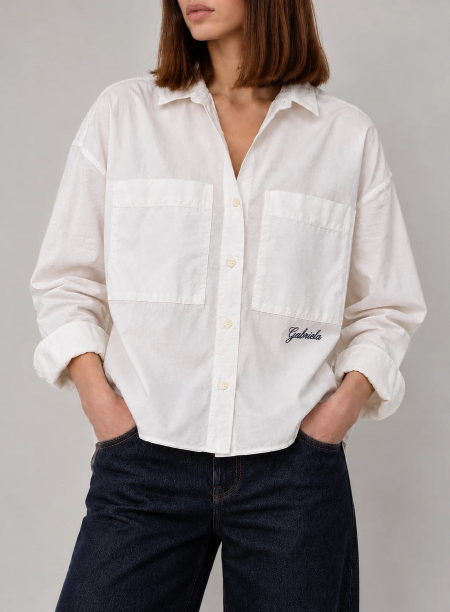 Boxy Oxford blanca con Gabriela bordado abajo del bolsillo izquierdo