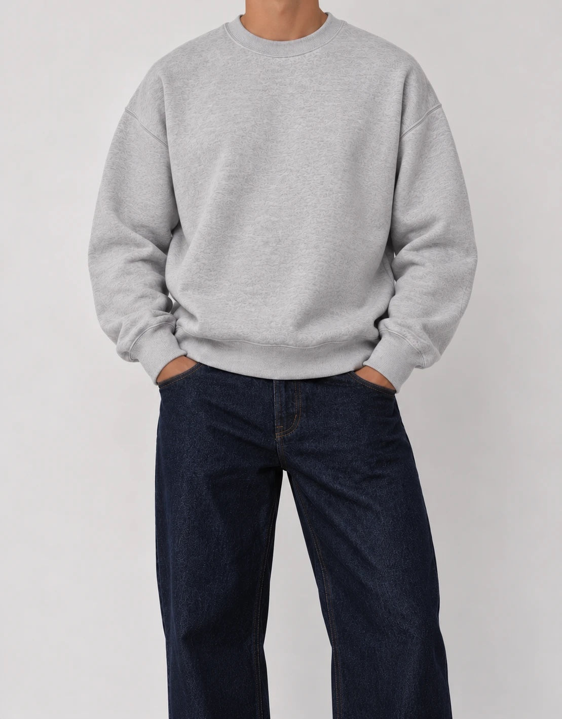 The Classic Crewneck gris puesto, sin personalizar