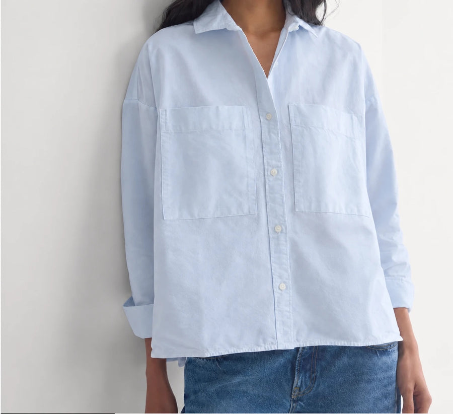The Boxy Oxford Shirt azul, puesta de frente