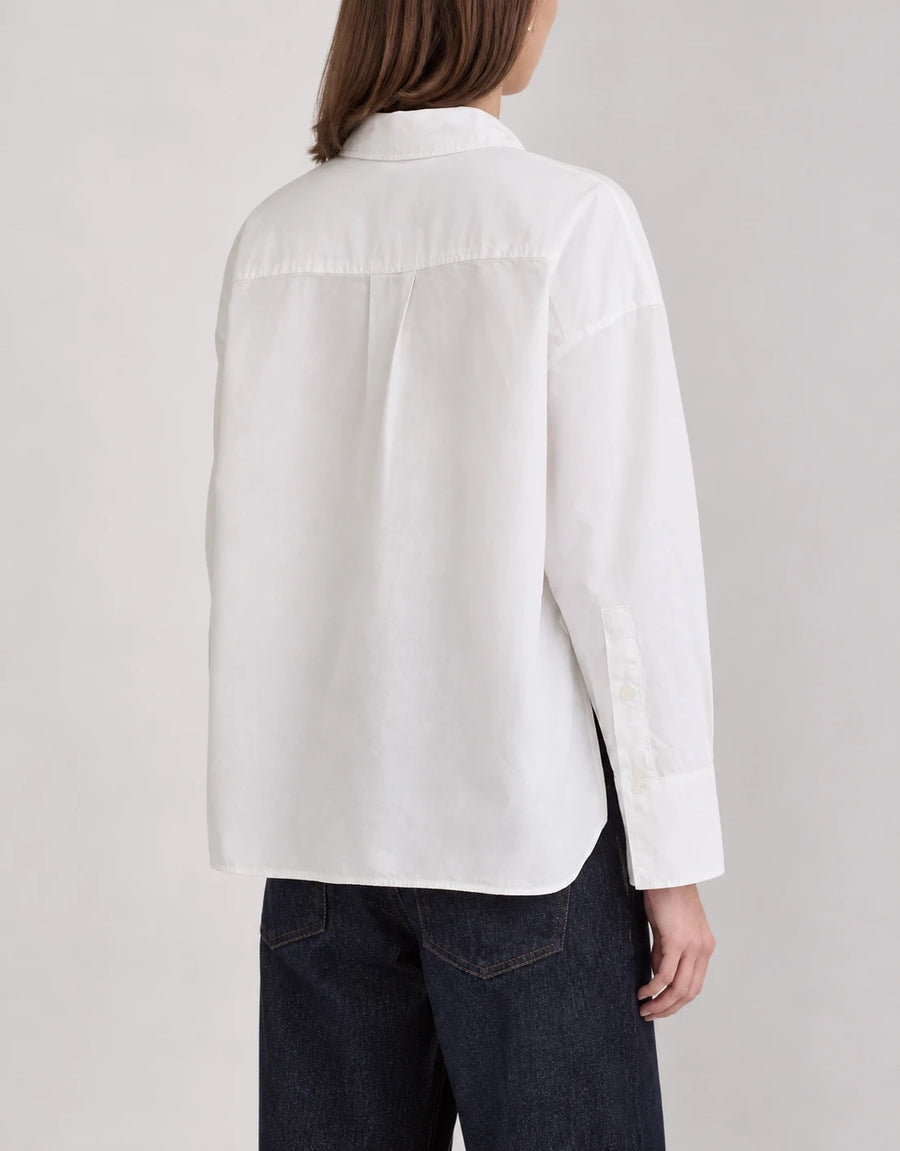 The Boxy Oxford Shirt blanca, espalda (modelo)