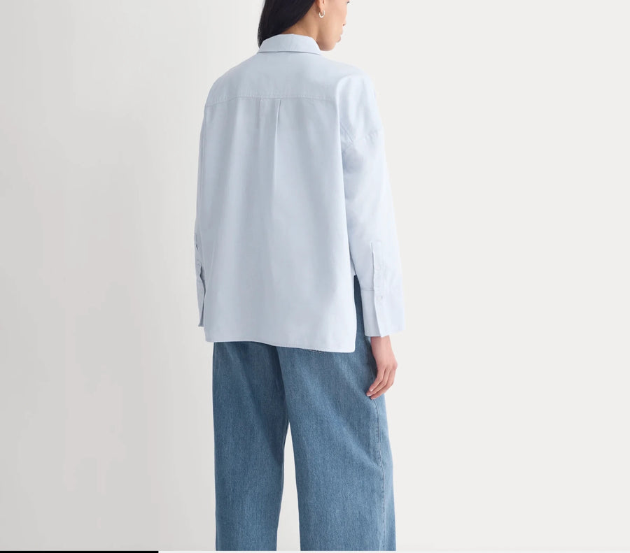 The Boxy Oxford Shirt azul, espalda (modelo)