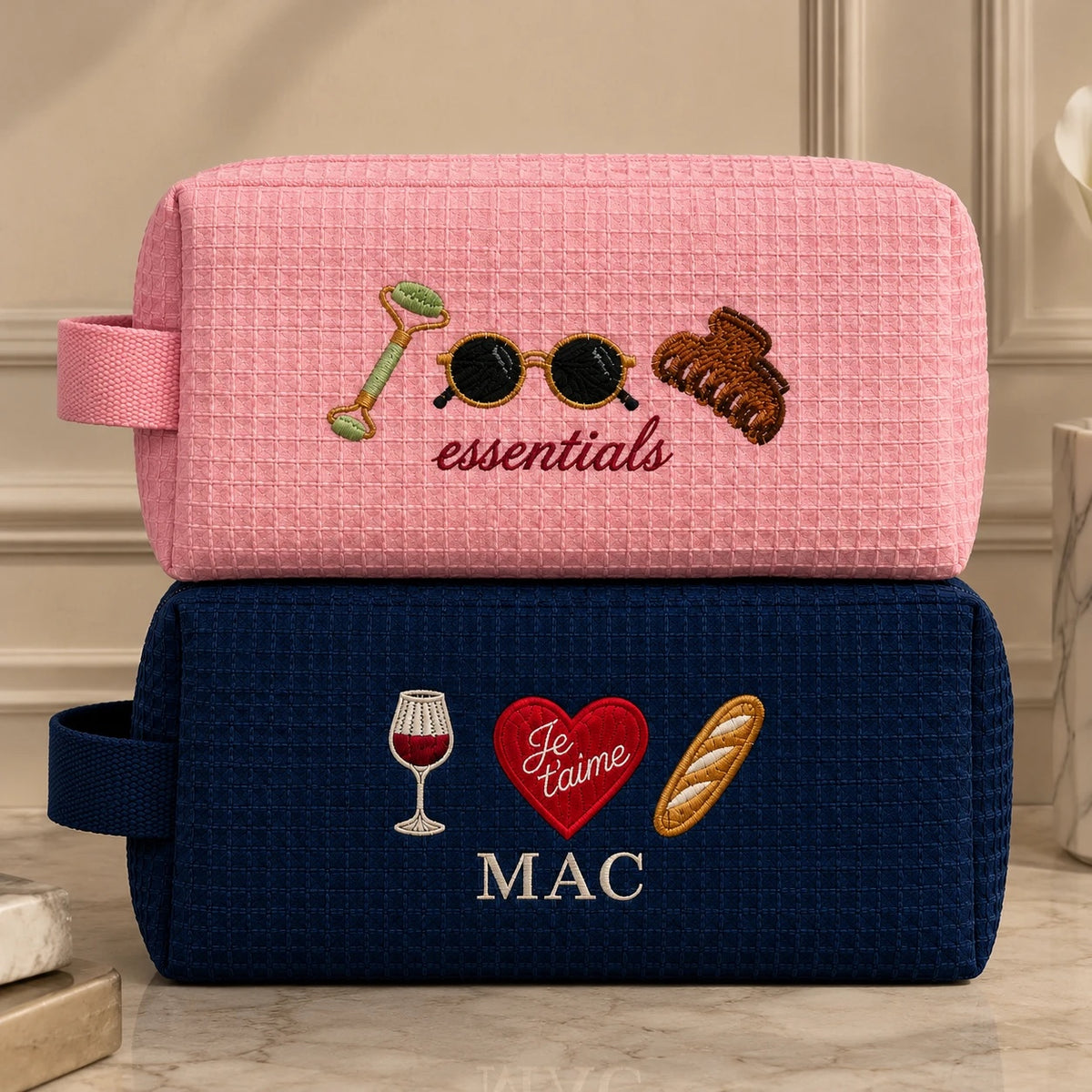 Dos Waffle Pouches bordados: essentials rosado y MAC navy con íconos de París