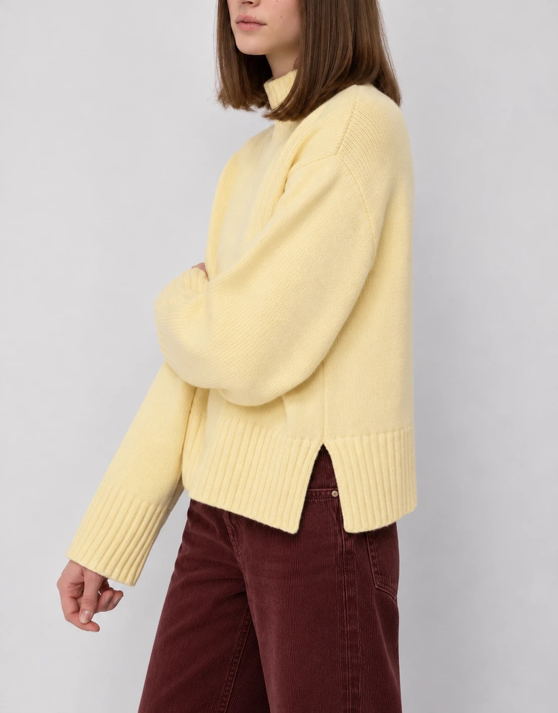 Turtleneck amarillo de lado, sin personalizar