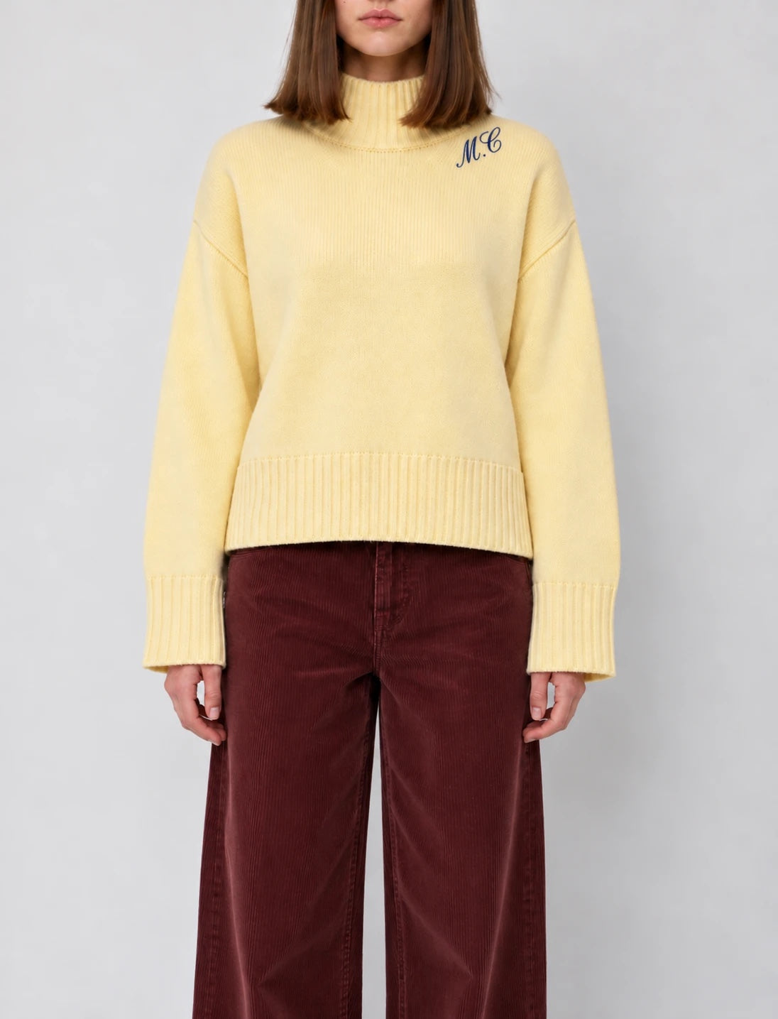 Turtleneck amarillo con iniciales M.C en hilo navy, bordado bajo la curva del cuello
