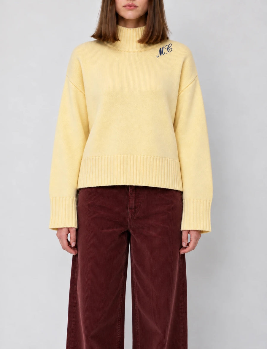 Turtleneck amarillo con iniciales M.C en hilo navy, bordado bajo la curva del cuello