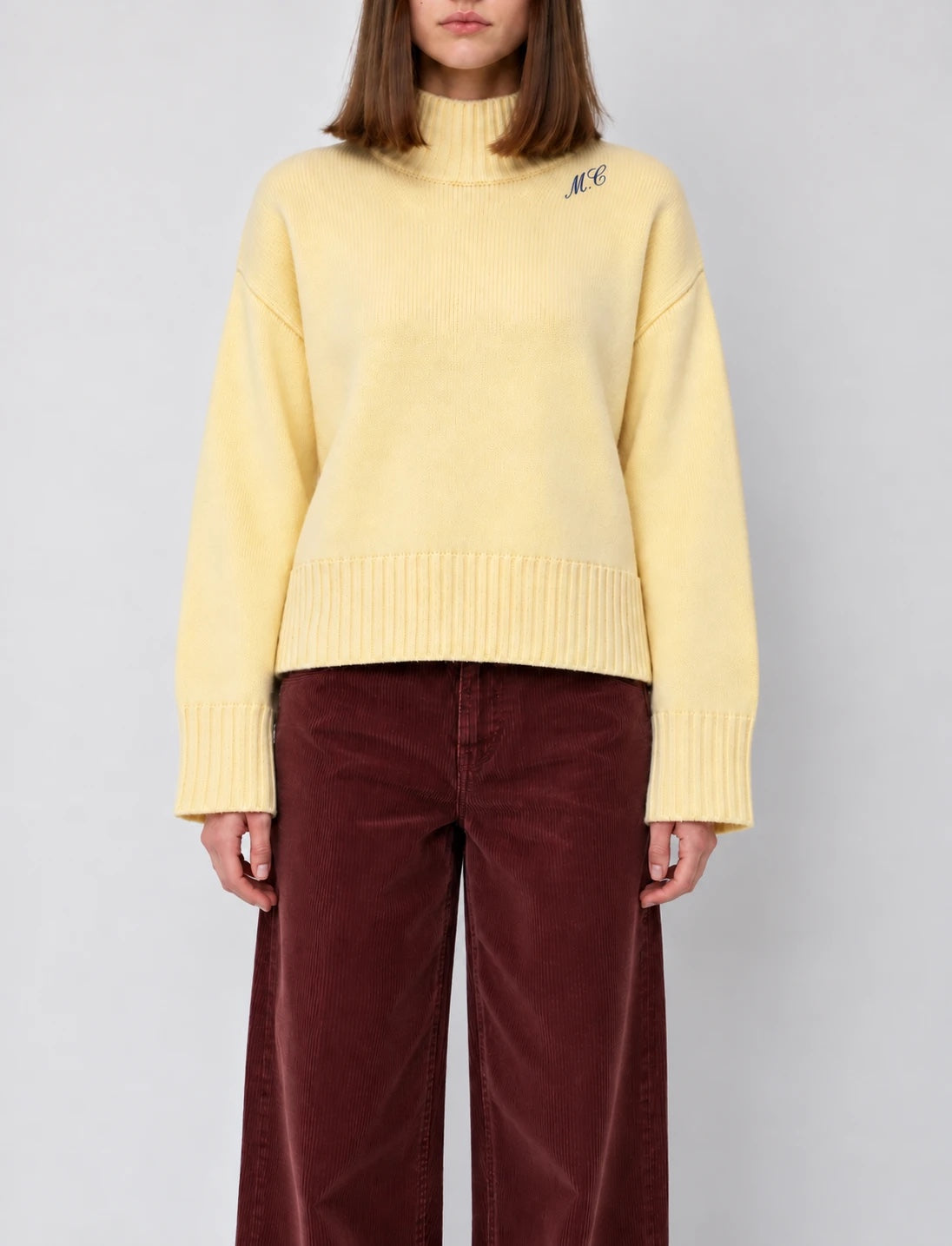 Turtleneck amarillo con iniciales M.C, bordado bajo la curva del cuello