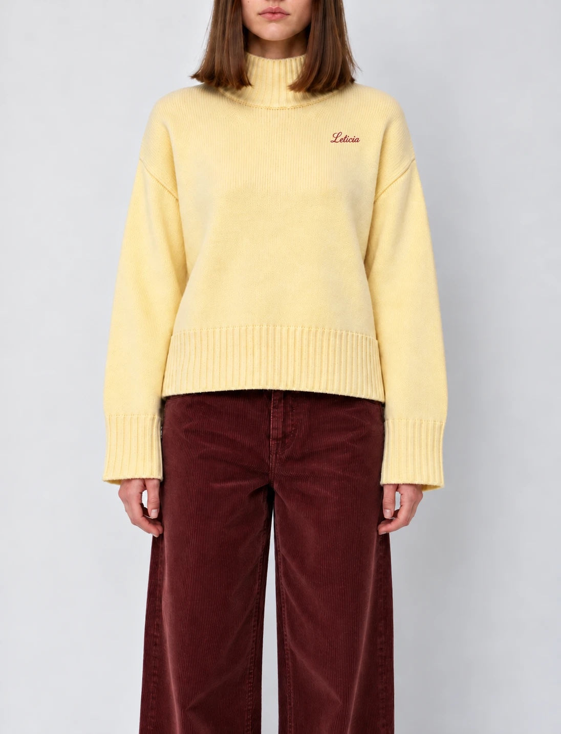 Turtleneck amarillo con nombre Leticia en hilo rojo, bordado en el lado izquierdo del pecho