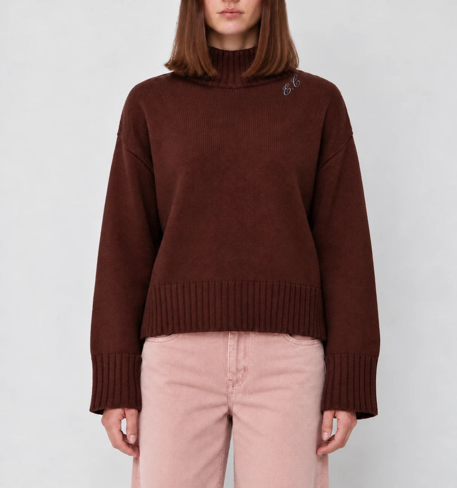Turtleneck café con iniciales E.C en hilo azul, bordado bajo la curva del cuello