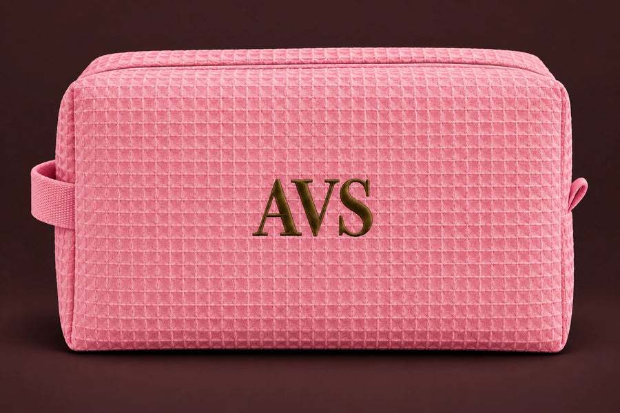 Waffle Pouch rosado con monograma AVS bordado