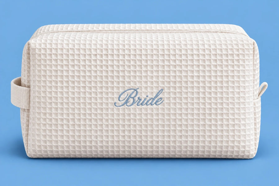 Waffle Pouch blanco con Bride en azul, bordado