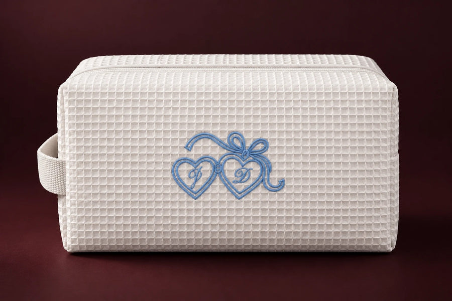 Waffle Pouch blanco con corazones e iniciales, bordado