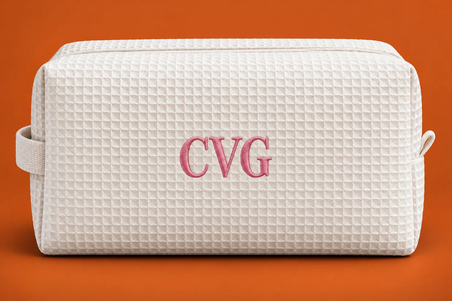 Waffle Pouch blanco con monograma CVG bordado