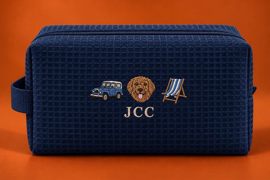Waffle Pouch navy con JCC, carro, perro y silla de playa, bordado