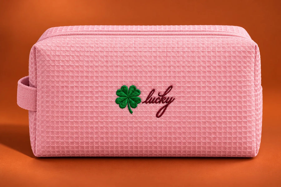 Waffle Pouch rosado con trébol y lucky, bordado
