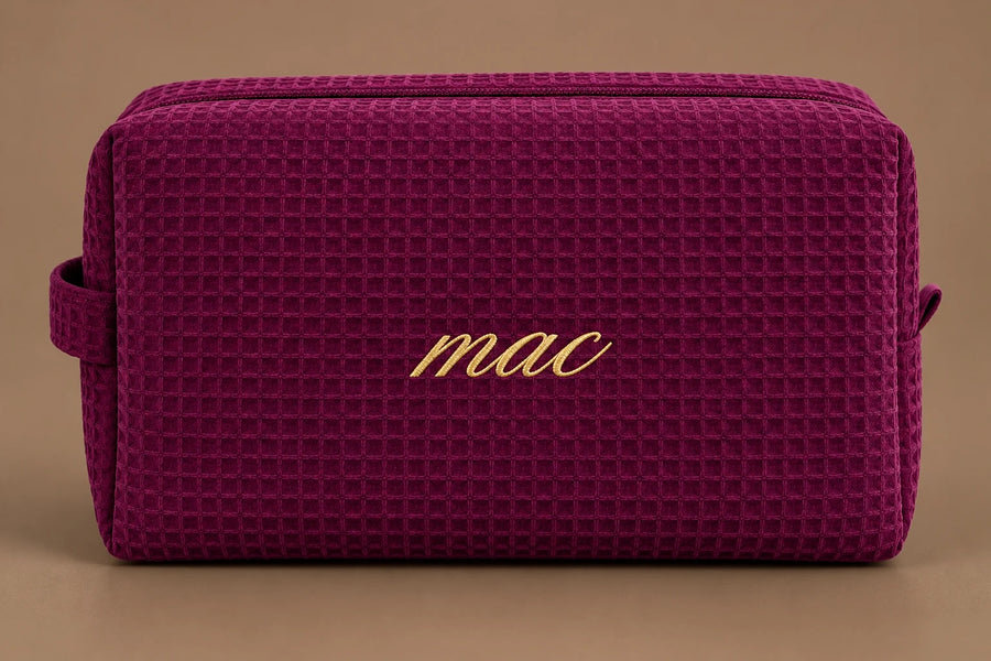 Waffle Pouch vinotinto con mac en dorado, bordado