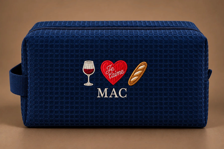 Waffle Pouch navy MAC con vino, corazón y baguette, bordado