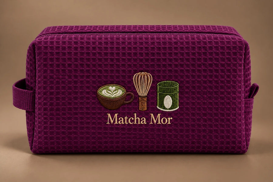 Waffle Pouch morado Matcha Mor con íconos de matcha, bordado